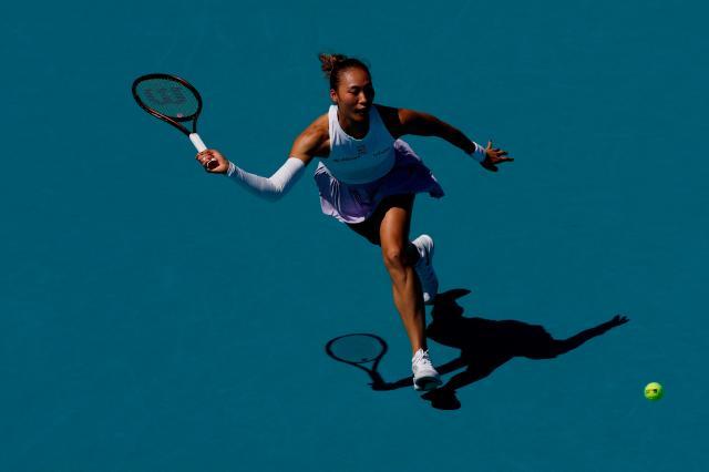 （体育）（4）网球——WTA1000迈阿密站：郑钦文晋级第三轮XxjpseC007226_20250321_PEPFN0A001.jpg